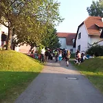 Theater- Und Koenigsleitn Gmbh