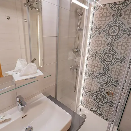 Theater- Und Koenigsleitn Gmbh