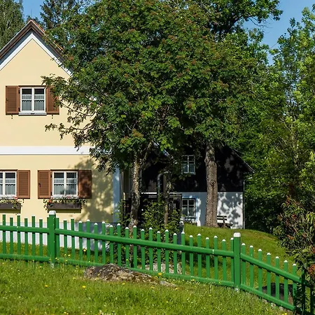 Theater- Und Koenigsleitn Gmbh